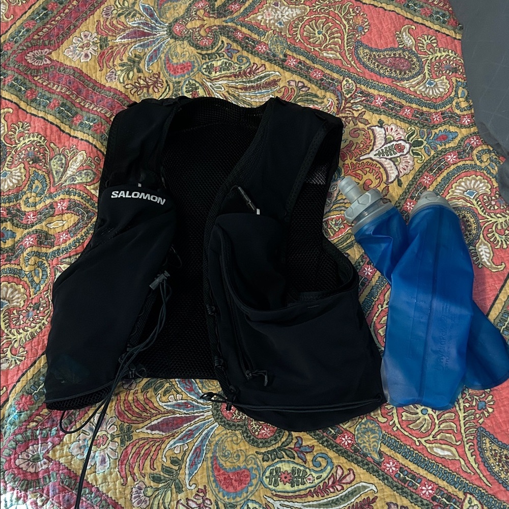 Salomon Black ADV Skin 5 with two soft flasks